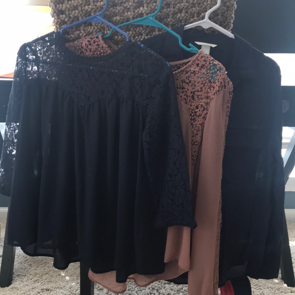 Bundle of 3 Women’s blouses. Navy/Blush Sz M